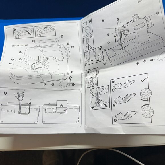 Singer sewing machine - Picture 4 of 5